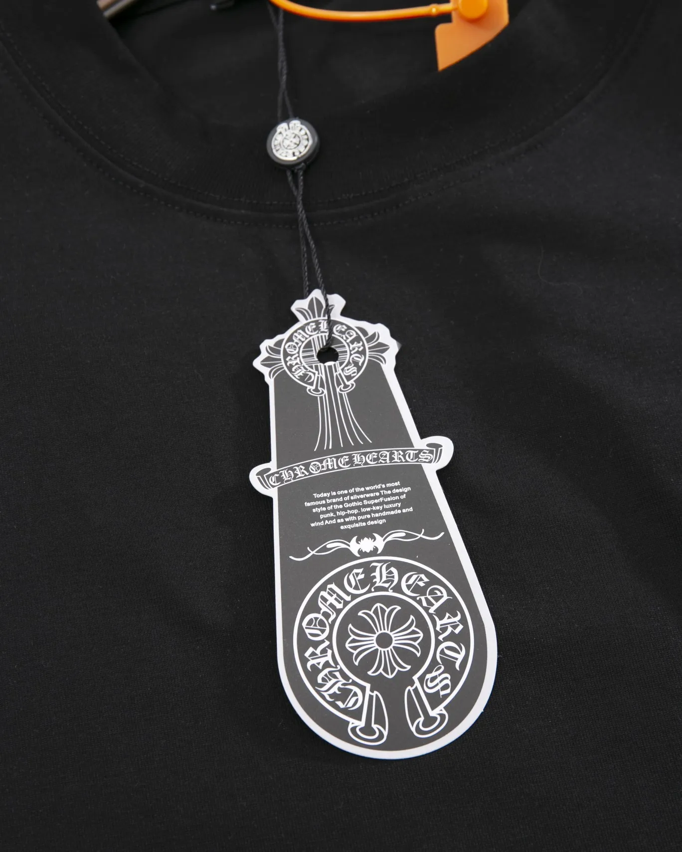 P190 CHROME HEARTS hot-drilled short-sleeved T-shirt. The front and rear panels are marked with high-end hot-drilled flower craftsmanship. The fabric is comfortable and soft, and the high-end washing water is used. The ribs are customized and dyed in the same cylinder. Three standards are complete, the official website is synchronized, and the original mold is opened. The same style for men and women. It is also a practical item that is necessary for daily use. Color: Black White Pink Size: S M L XL